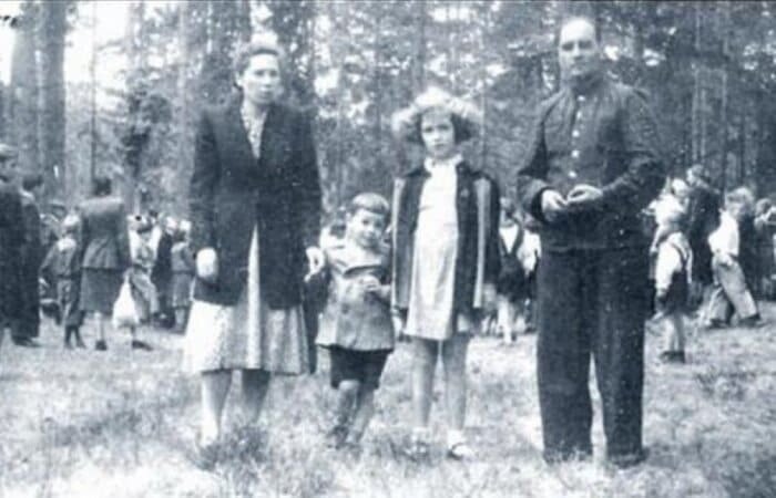 Савелий Крамаров с родителями