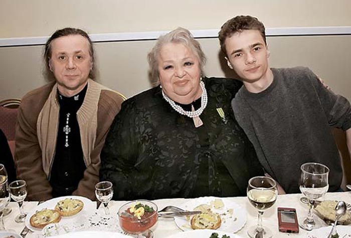Наталья Крачковская с сыном Василием и внуком Володей