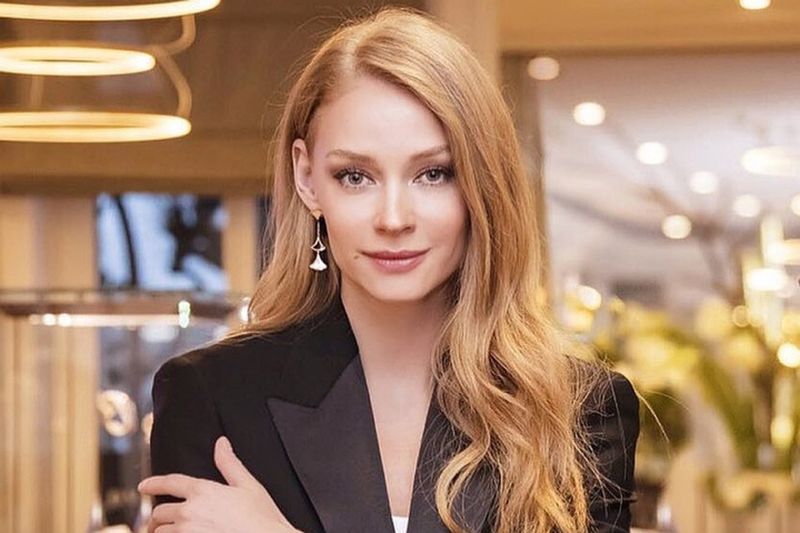 Так испортить красивое лицо: Светлана Ходченкова на себя не похожа с новой прической и макияжем