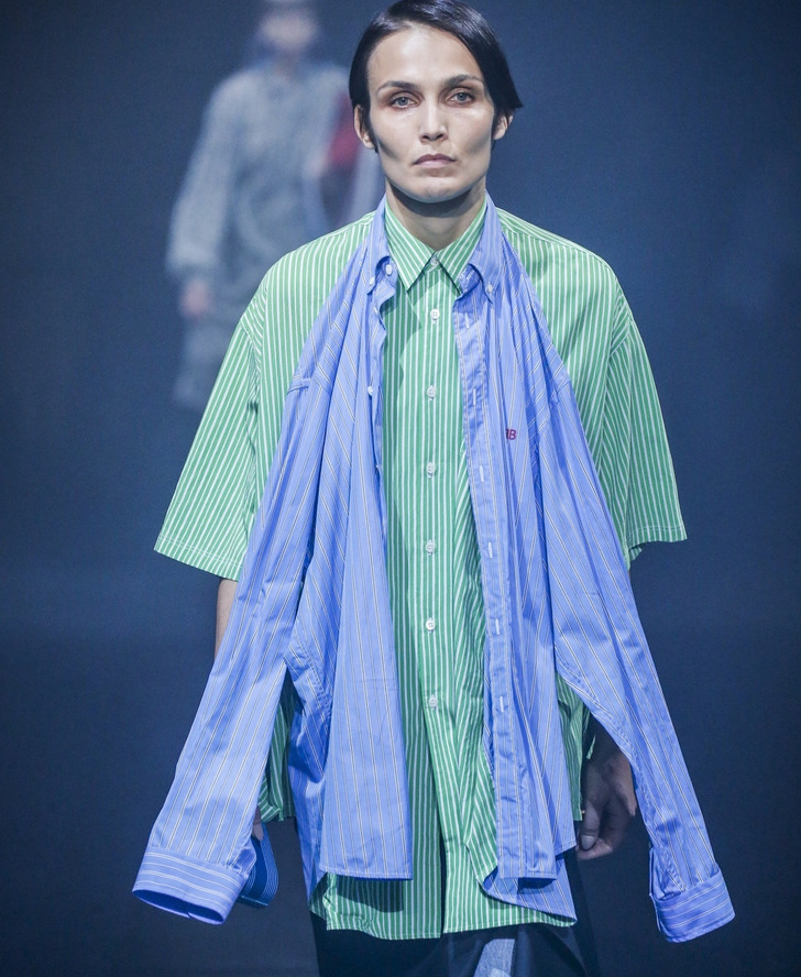 Ð¼Ð¾Ð´ÐµÐ»Ñ Ð½Ð° Ð¿Ð¾Ð´Ð¸ÑÐ¼Ðµ Ð² ÑÑÐ±Ð°ÑÐºÐµ