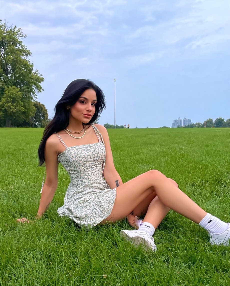 Красивые девушки в летних платьях