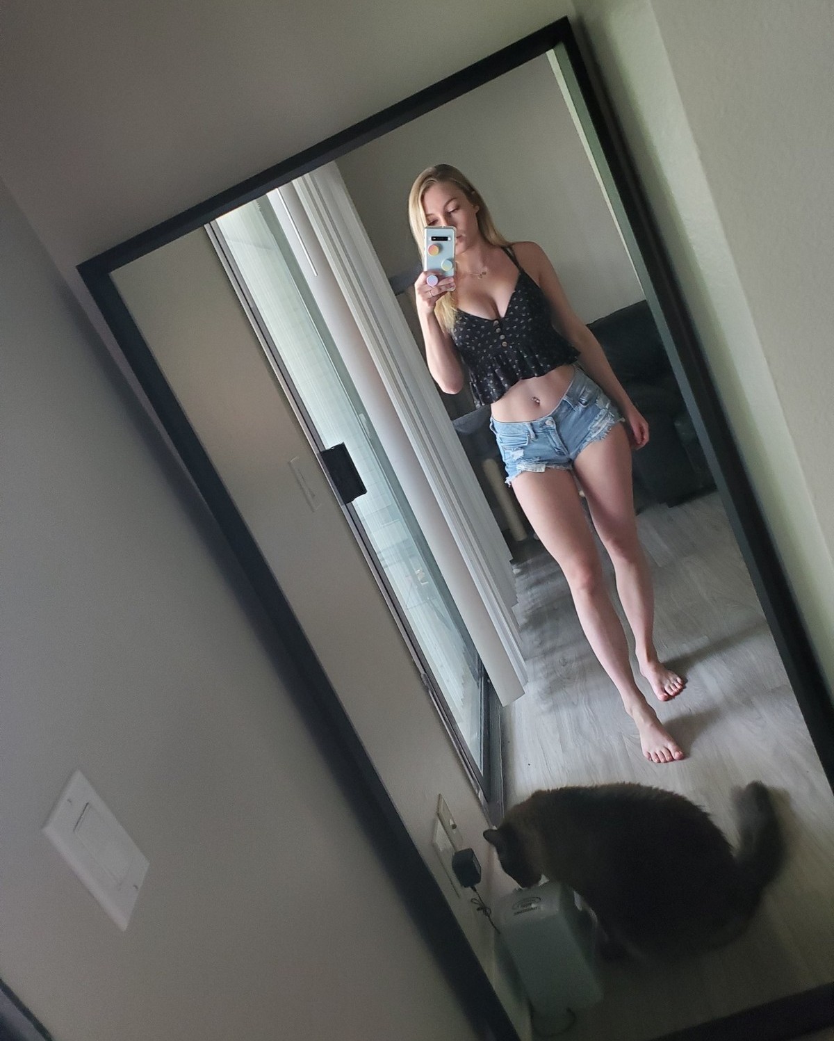 Красивые девушки в коротких шортиках