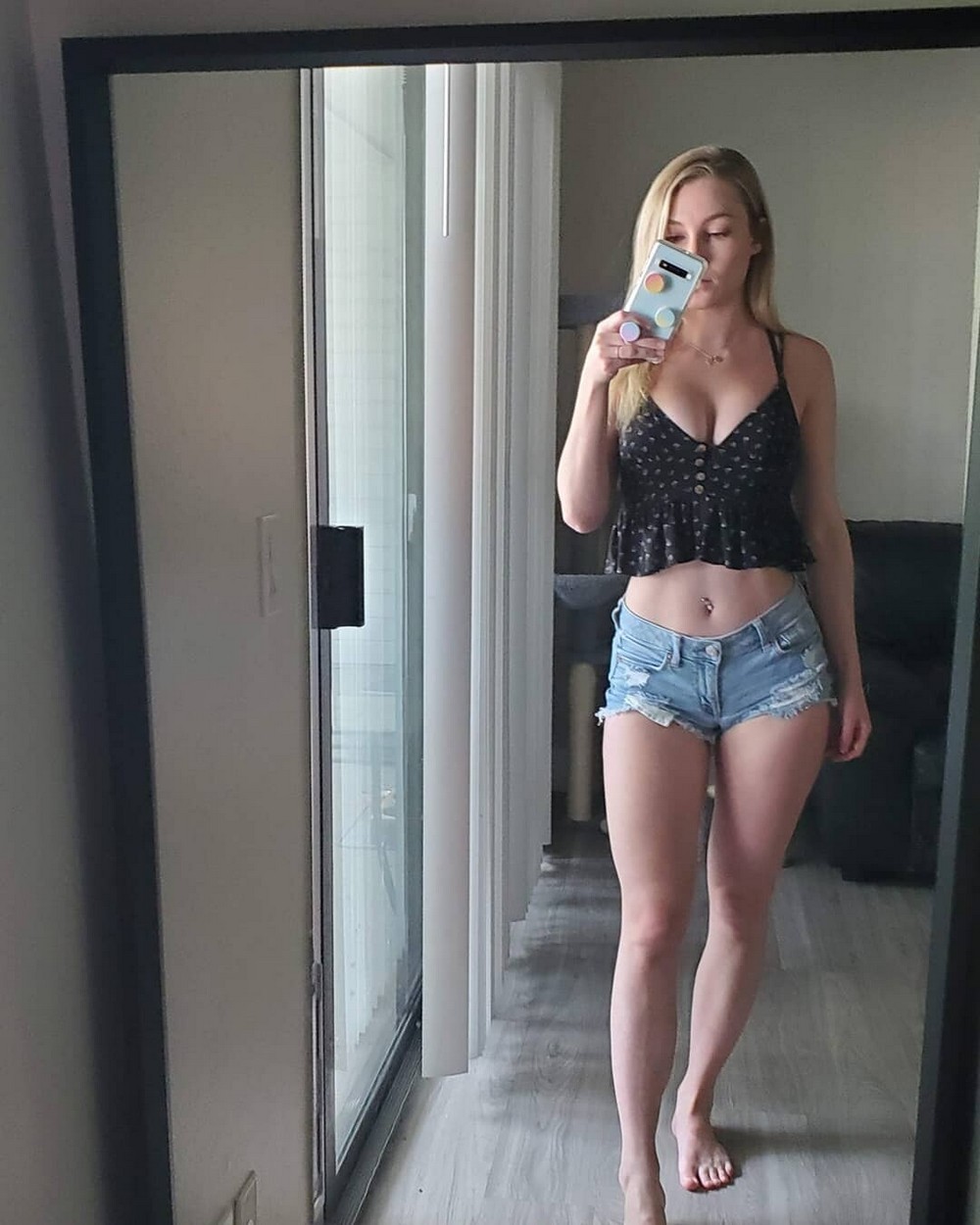 Красивые девушки в коротких шортиках