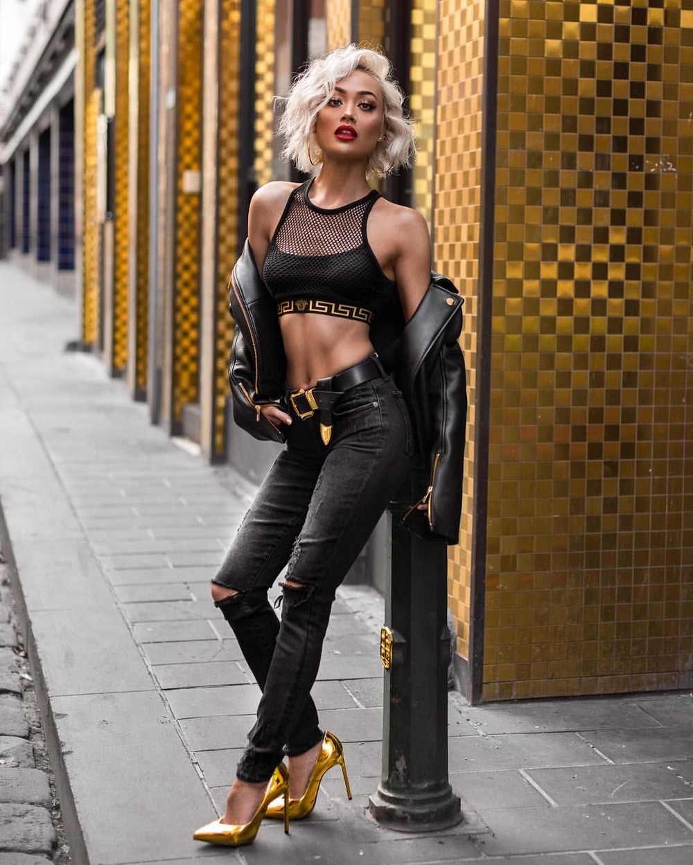 Красивые девушки в обтягивающих джинсах и шортиках