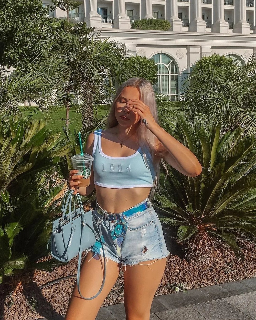 Красивые девушки в обтягивающих джинсах и шортиках